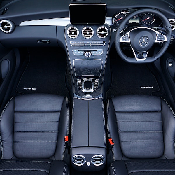 "Save Time and Money on Your Travels: Keep Your Vehicle's GPS Navigation System Up to Date"